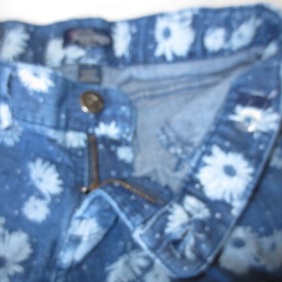 🎉5 For $15🎉 Girl's denim jeggings w flowers SIZE 8 - Picture 3 of 10